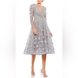 MAC DUGGAL Sterling Silver 3D Floral A-Line Formal Tea Length Dress. Size: 16.